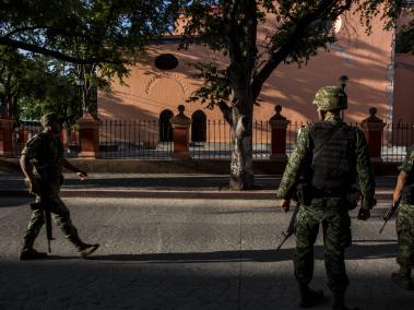 NYT: Mensajes de texto revelan que miembros del Ejército mexicano y de la policía federal estaban en la nómina de un cártel cuando ocurrió un secuestro masivo.