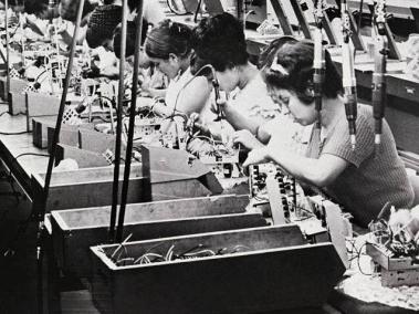 Un grupo de mujeres trabaja en una fábrica en Puerto Rico en 1970. Según la Biblioteca Nacional de Medicina de EE.UU., en 1982 un 41% de las mujeres casadas en el territorio estaba esterilizadas.