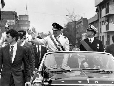 Augusto Pinochet saluda a los chilenos durante el 11 de septiembre de 1973.