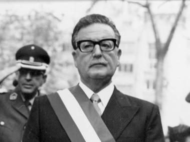 Momento en el que Salvador Allende es condecorado como presidente de Chile.
