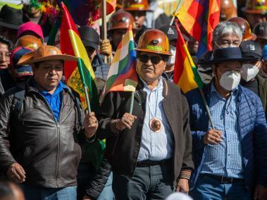 Evo Morales (c), expresidente de Bolivia, y Luis Arce (d), presidente de Bolivia, en un mitin en 2022. En la administración de Arce, el plan ‘Bolivia Cambia, Evo Cumple’ pasó a llamarse ‘Bolivia Cambia’.