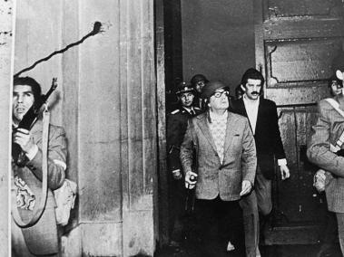 Una de las imágenes que más impactó al mundo el 11 de septiembre de 1973: Salvador Allende con fusil en mano y casco, en medio del ataque a La Moneda.