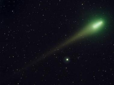 Imagen de referencia de un cometa verde.