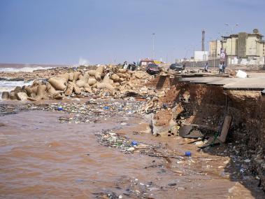 Carretera costera derrumbada en la ciudad oriental de Derna, tras el paso de la tormenta Daniel.