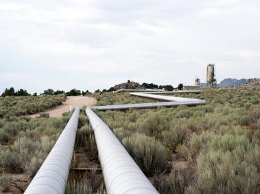 NYT: Tuberías de una planta geotérmica cerca de Milford, Utah, que transportan agua caliente para generar electricidad.