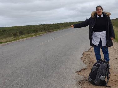María Domínguez no tiene otra forma de llegar a la escuela rural que no sea mediante la generosidad de quienes viajan por la ruta.