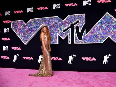 La cantante y compositora colombiana Shakira posa en la alfombra roja durante los MTV Video Music Awards en el Prudential Center de Newark.