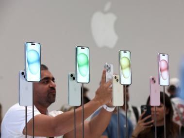 El nuevo iPhone 15 se exhibe durante un evento de Apple en el Teatro Steve Jobs en Apple Park el 12 de septiembre de 2023 en Cupertino, California.