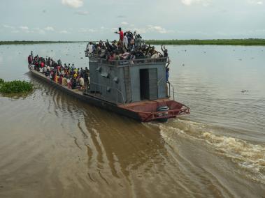 NYT: Muchos que huyeron de Sudán están regresando a Sudán del Sur. Una barcaza abarrotada deja un campamento de tránsito.