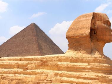 Pirámide de la tumba de Kefrén y la esfinge, junto al templo del valle. Se ubican en Guiza, ciudad egipcia al oste del Nilo.