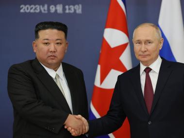 El presidente ruso, Vladimir Putin, y el líder norcoreano, Kim Jong-Un (i), durante su encuentro en el cosmódromo de Vostochni.