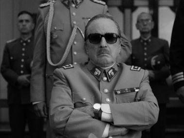 Jaime Vadell interpreta a un Pinochet que parece de otro mundo. La cinta se estrena en la plataforma de streaming de Netflix. La cinta aprovecha el blanco y negro para dar un tono aterrador y de fantasía.
