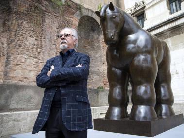 IT010 ROMA (ITALIA) 04/05/2017.- El artista colombiano 
Fernando Botero posa junto a una de sus esculturas durante la presentación la exposición dedicada al artista en el Complejo del Vitoriano de Roma (Italia), hoy, 4 de mayo de 2017. La muestra abrirá sus puertas del 5 de mayo al 27 de agosto. EFE/Angelo Carconi