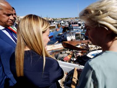 La primera ministra italiana, Giorgia Meloni, y la presidenta de la Comisión Europea, Ursula von der Leyen, observan las decenas de pequeñas embarcaciones atracadas en Lampedusa (Italia).