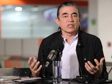 El candidato a la Alcaldía de Bogotá, Gustavo Bolivar, posa en entrevista para El Tiempo