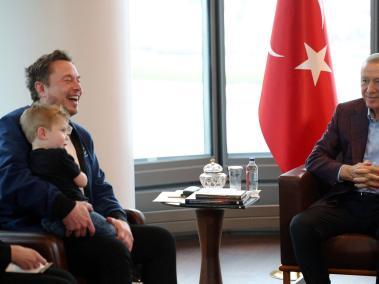 Elon Musk, creador de Tesla, acompañado de su hijo en la reunión con Erdogan
