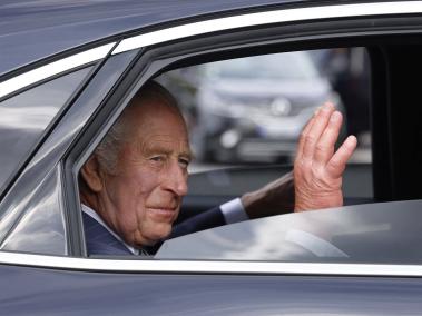 Rey Carlos III transportandose en un carro en Francia