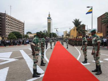 NYT: Desfile militar en honor al General Brice Oligui Nguema como Presidente interino de Gabón tras liderar un golpe de Estado.