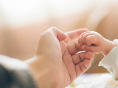 La bebé tiene un total de siete dedos en cada mano y seis en cada pie.