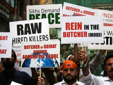 La minoría sij paquistaní sostiene pancartas durante una protesta contra la India por el asesinato de Najjar en Canadá, en Lahore, Pakistán, el 20 de septiembre de 2023.