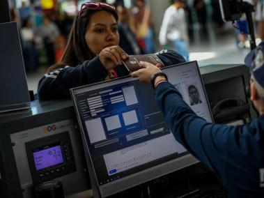 AVIANCA LANZA CÓDIGO PROMOCIONAL DE LA MANO DE MIGRACIÓN COLOMBIA Y OPAIN, A VIAJEROS INTERNACIONALES QUE SE REGISTREN EN BIOMIG  Entre el 21 de septiembre y el 30 de noviembre los viajeros pueden inscribirse en el counter 68 del Aeropuerto de Bogotá o en salidas internacionales en el aeropuerto de Medellín, escanear el código QR disponible y acceder al código promocional para obtener un descuento de USD$25 o 5.000 millas, redimibles en vuelos internacionales de Avianca. Bogotá 21 de septiembre del 2023. FOTO MAURICIO MORENO EL TIEMPO CEET