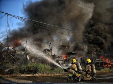 Lucha contra incendio en Alto Menga, norte de Cali