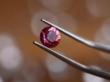 Investigadores australianos identificaron un nuevo factor geológico clave para encontrar diamantes rosas.