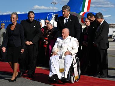 La primera ministra francesa, Elisabeth Borne, saluda al papa Francisco a su llegada al aeropuerto internacional de Marsella.