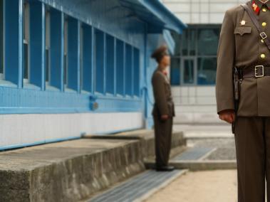 Corea del Norte es uno de los países más cerrados del mundo: su frontera con Corea del Sur está clausurada, está vedado salir para los ciudadanos, y solo sale la información que el régimen permite.