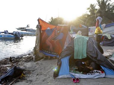 Las playas de Necoclí, en barrio El Caribe, están totalmente ocupadas por migrantes venezolanos que no tienen dónde más vivir.