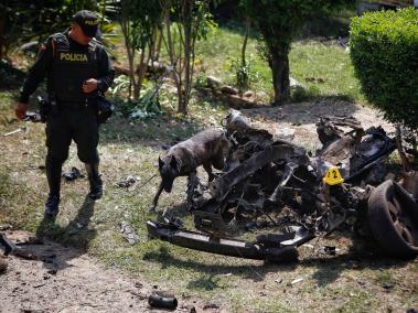 Solo latas retorcidas y restos de autopartes quedaron de la explosión del viernes 22 de septiembre en Jamundí
