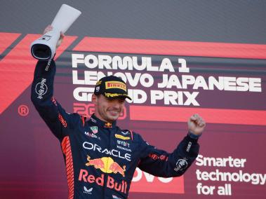 Max Verstappen celebra en el podio al finalizar el Gran Premio de Japón de Fórmula Uno en el circuito de Suzuka.
