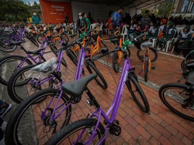 En la Semana de la Bicicleta en Bogotá, se realiza entrega de bicicletas y kits para 1143 estudiantes