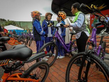 En la Semana de la Bicicleta en Bogotá, se realiza entrega de bicicletas y kits para 1143 estudiantes