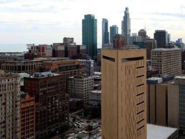 Entre los rascacielos del centro de Chicago está el Centro Correccional Metropolitano.