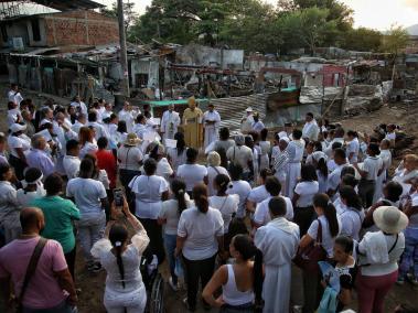 Con un llamado de paz, iglesia y comunidad de Timba (Cauca) oraron ante la muerte de dos personas y destrucción por el carrobomba el miércoles 20 de septiembre.