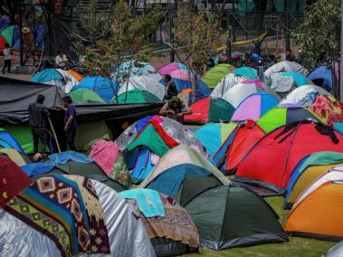 En el Parque Tercer Milenio se concentran indígenas de varias regiones, para apoyar la marcha convocada por el gobierno nacional