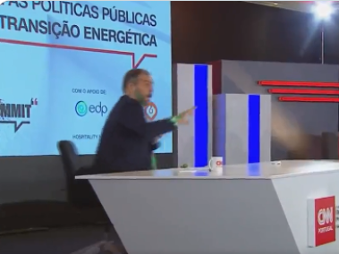 Captura de video en el momento que arrojan tinta verde al Ministro de Ambiente de Portugal.