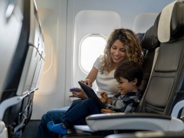 Para ayudar o auxiliar a los niños en un avión, es importante que el adulto esté bien.
