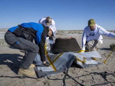 Miembros del equipo de seguridad de la NASA preparan la nave de retorno del asteroide Osiris-Rex en el desierto de Utah.