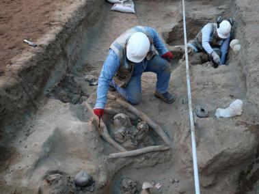 Arqueólogos realizan los trabajos de excavación en un cementerio prehispánico de casi mil años de antigüedad.