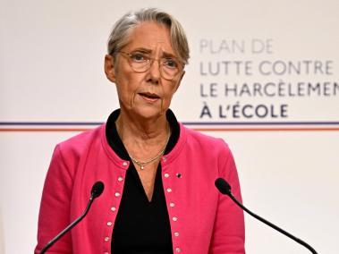 La primera ministra francesa, Elisabeth Borne, presenta el plan destinado a atajar el acoso escolar.