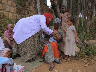 NYT: Misra Yusuf , trabajadora de salud comunitaria en el este de Etiopía, gana el equivalente a sólo 90 dólares al mes por su labor.