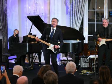 El Secretario de Estado, Antony Blinken, interpreta una canción de Muddy Waters durante una celebración que marca el lanzamiento de la Iniciativa de Diplomacia Musical en la Sala Benjamin Franklin del Departamento de Estado en Washington, DC.