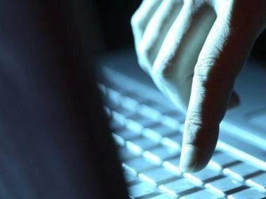 BBC Mundo: Un dedo presiona un teclado de computadora
