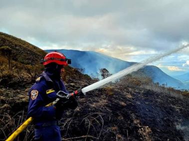 A esta hora, bomberos atienden la emergencia que ha arrasado más de 70 hectáreas de páramo.
