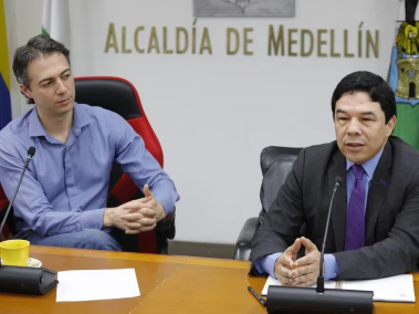 El saliente alcalde de Medellín, Daniel Quintero, y su reemplazo, Óscar Hurtado.