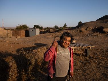 NYT: Manuel Uchuya, de 73 años, vive en una comunidad de paracaidistas cerca de restos arqueológicos en Ocucaje. 