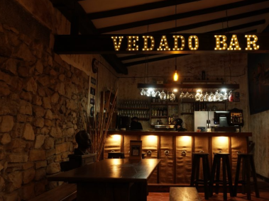 Vedado Bar se encuentra en La Candelaria, en el centro de Bogotá.