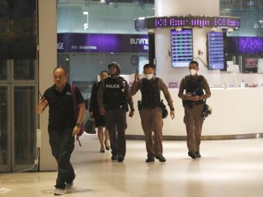 Agentes de policía patrullan en el interior del centro comercial Siam Paragon tras los disparos.